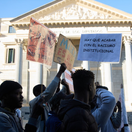 Varias personas se concentran frente al Congreso en defensa de la ILP RegularizaciónYa mientras se debate la iniciativa en el Congreso, a 9 de abril de 2024.