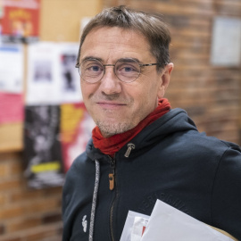 l cofundador de Podemos Juan Carlos Monedero saluda a su llegada a la inauguración de la ‘Universidad de Otoño’ en la Facultad de Ciencias Políticas de la UCM. Archivo.