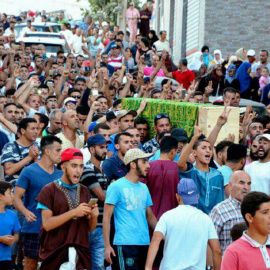 Miles de rifeños durante el funeral del activista Imad Atabi en Alhucemas.-