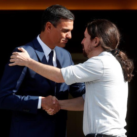 El presidente del Gobierno, Pedro Sánchez, y el secretario general de Podemos, Pablo Iglesias, en la reunión en el Palacio de la Moncloa, en Madrid para negociar los Presupuestos de 2019. EFE/ Kiko Huesca