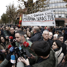 El presidente de Vox, Santiago Abascal, hace declaraciones a los medios de comunicación frente a la comandancia de la Guardia Civil en Navarra donde varios cientos de personas se han concentrado este domingo para mostrar su respaldo al Instituto armado t