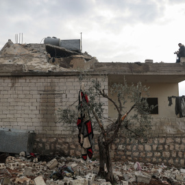 Una vista general de la casa dañada donde Abu Ibrahim al-Hashimi al-Qurashi, líder del Estado Islámico, fue asesinado durante una incursión nocturna de las fuerzas especiales estadounidenses en Siria