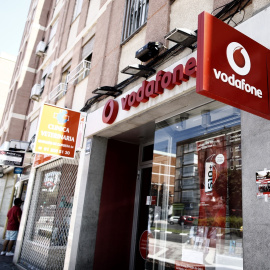 Imagen de una tienda de la compañía telefónica Vodafone en Madrid. E.P./Eduardo Parra