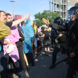 25/9/24 Manifestantes y mossos d’esquadra, este miércoles frente al congreso de inversores inmobiliarios que se celebra en Barcelona