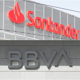 Los logos de Banco de Santander y BBVA en sus respectivas sedes en Madrid.