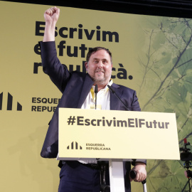 El president d'ERC, Oriol Junqueras, alça el puny durant la Conferència Nacional del partit.