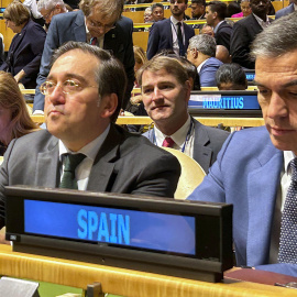 El presidente del Gobierno, Pedro Sánchez (d), y el titular de Exteriores, José Manuel Albares, durante a la sesión de apertura del Debate General del 79º período de sesiones de la Asamblea General de Naciones Unidas,