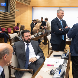 El diputado de UPN Alberto Catalán; el diputado de EH Bildu Jon Iñarritu; el diputado de Junts Josep Maria Cervera y el secretario primero de la Mesa del Congreso, Gerardo Pisarello, en el Congreso, a 7 de marzo de 2024, en Madrid.