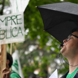 Dos personas durante una manifestación por la educación pública, a 21 de mayo de 2024, en Madrid.