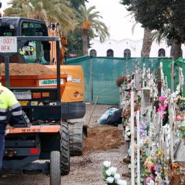 Imatge dels treballs en la fossa comuna del Cementiri de Reus per recuperar les restes de Cipriano Martos, assassinat per la Guàrdia Civil el 1973.