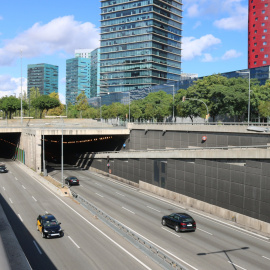 El trànsit a la Gran Via de l'Hospitalet des de la rotonda de l'Ikea.