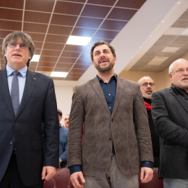 El presidente del Consell de la República, Carles Puigdemont (i), y el vicepresidente del Consell de la República y eurodiputado de Junts, Toni Comín (c), en una imagen de archivo.