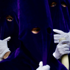 Nazarenos en una calle de Málaga.