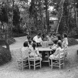 Classe de ciències a l'Escola del Bosc (1914). Imatge que recull l'exposicío al Born CCM sobre l'evolució de l'educació a Barcelona.