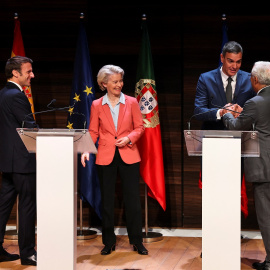 El presidente del Gobierno, Pedro Sanchez, saluda al primer ministro portugués, Antonio Costa, en presencia del presidente frances,  Emmanuel Macron, y la presidenta de la Comisión Europea, Ursula von der Leyen, en la rueda de prensa tras la Cumbre del 