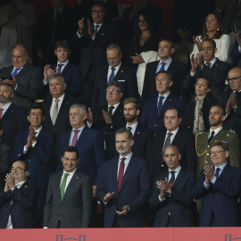 El rey Felipe VI y demás autoridades antes del inicio de la final de la Copa del Rey en el estadio de La Cartuja, en Sevilla. EFE / Julio Muñoz