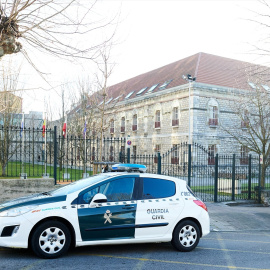 Un vehículo de la Guardia Civil en el Palacio de la Justicia de Cantabria, a 2 de febrero de 2022.