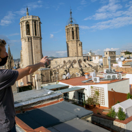 Carles Mallol, veí del carrer del Bisbe, acudea comprar a Santa Caterina, travessant un Pla de la Seu desconegut.