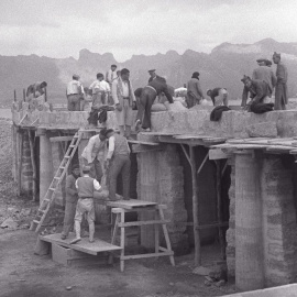 Prisioneros construyendo un puente de la carretera entre Alcúdia y Port de Pollença (1937-38).