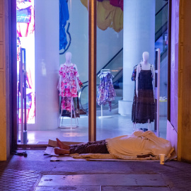 Una persona duerme en la calle durante la realización del censo de personas en situación de sinhogarismo llevado a cabo por la fundación Arrels, a 15 de junio de 2022, en Barcelona, Cataluña (España).