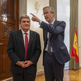 El exgobernador del Banco de España, Pablo Hernández de Cos (d), habla con su sucesor José Luis Escrivá, durante el acto de posesión de este último como nuevo responsable de la institución. EFE/ Borja Sánchez-Trillo