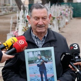 Antonio Martos, germà de Cipriano Martos, al Cementiri de Reus durant l'inici dels treballs per exhumar el cos del seu germà.