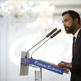 El presidente del Parlamento de Cataluña, Roger Torrent, interviene en un desayuno de la tribuna Fórum Europa