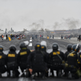 Un grupo de manifestantes toman el aeropuerto internacional Alfredo Rodríguez Ballón en Arequipa, Perú, a 12 de diciembre de 2022.