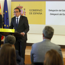 El ministro de Fomento, Íñigo de la Serna, y el conseller de Territorio de la Generalitat de Cataluña, Josep Rull, tras la reunión mantenida en Barcelona, para abordar la situación en el aeropuerto de El Prat. EFE/Toni Albir