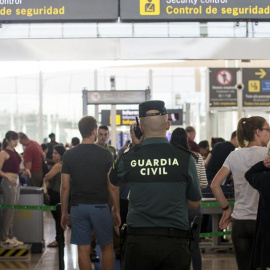 Guardia Civil en el aeropuerto de El Prat. / EFE