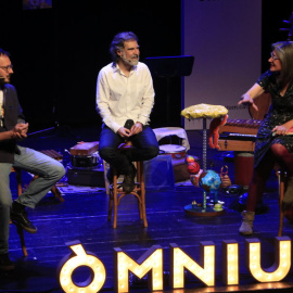 El president d’Òmnium Cultural, Jordi Cuixart, presenta amb l'il·lustrador Oriol Malet i la narradora Mon Mas el segon conte infantil que ha escrit, 'El polsim màgic', al Centre Artesà Tradicionarius de Barcelona.