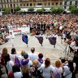 Cientos de personas han homenajeado a Nagore Laffage en la plaza del Castillo de Pamplona en vísperas del décimo aniversario de su crimen. /EFE