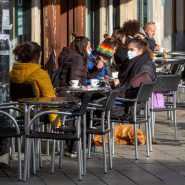 Clientes toman café en la terraza de un bar de Vitoria.