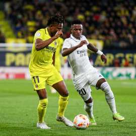 Samuel Chukwueze, jugador del Villarreal, y Vinicius Junior, futbolista del Real Madrid, durante un partido en enero de 2023.