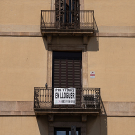 Cartel de alquiler en una fachada de un edificio, a 25 de abril de 2023, en Barcelona.