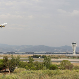 Un avión despega del aeropuerto de El Prat de Barcelona.