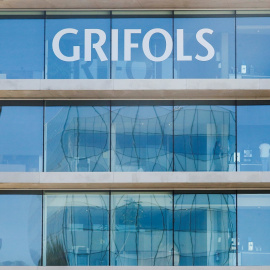 El logo de la farmacéutica Grifols en su sede en Sant Cugat del Valles, cerca de Barcelona. REUTERS/Albert Gea