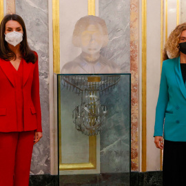 12/04/2021.- La reina Letizia (i) y la presidenta del Congreso, Meritxell Batet (d) posan junto a un busto de Clara Campoamor durante el homenaje en su honor celebrado en el Congreso.