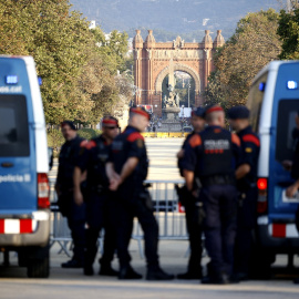 Agentes de los Mossos d' Esquadra  en las inmediaciones del Parlament, en el parque de la Ciutadella, en Barcelona. E.P./Kike Rincón / Europa Press