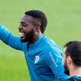 Iñaki Williams bromea durante el entrenamiento que el Athletic de Bilbao ha celebrado este sábado en sus instalaciones de Lezama (Bizkaia).