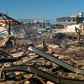 Escombros y destrucción causados ​​por un ataque aéreo israelí en un barrio de la aldea de Saksakieh, al sur de la frontera entre Líbano e Israel, a 26 de septiembre de 2024.