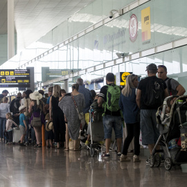 El aeropuerto de Barcelona-El Prat ha vuelto a registrar colas de hasta una hora en los controles de seguridad, especialmente a primera hora de la mañana, a causa de la huelga que llevan a cabo los trabajadores de Eulen. EFE/Quique García