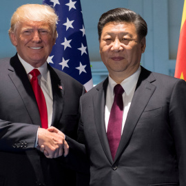 El presidente de EEUU, Donald Trump, y el de China, Xi Jinping, se saludan en la cumbre del G-20 (R) de Hamburgo. REUTERS/Saul Loeb