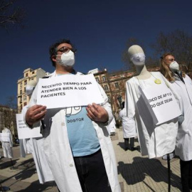 Concentración convocada por el sindicato Amyts con motivo de la huelga indefinida de médicos de Atención Primaria que comienza este miércoles, ante la conserjería de Hacienda de Madrid.