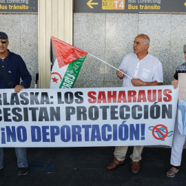 Varias personas apoyan con pancartas a los saharauis retenidos, en la Terminal T-1 del Aeropuerto Adolfo Suárez-Madrid Barajas