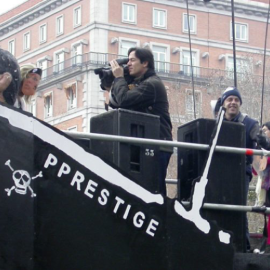 El barco de Nunca Máis en la manifestación de Madrid el 23 de febrero de 2003.