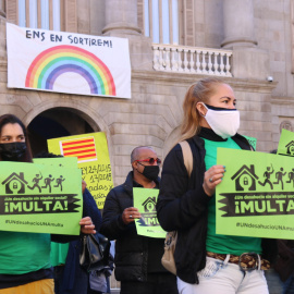 Concentració de la PAH a la plaça Sant Jaume per reclamar multes als grans tenidors.