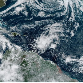 Fotografía satelital cedida por la Oficina Nacional de Administración Oceánica y Atmosférica (NOAA) por vía del Centro Nacional de Huracanes (NHC) donde se muestra la localización del huracán Iota a las 10:00 hora local (15:00 GMT).