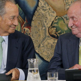 Imagen de julio de 2013, del rey JUan Carlos con el entonces presidente de OHL Juan Miguel Villar Mir, durante una reunión del patronato de la Fundación Cotec.