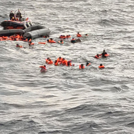 Los equipos de rescate están en el agua intentando recuperar a unas 100 personas, hay niños y bebés.